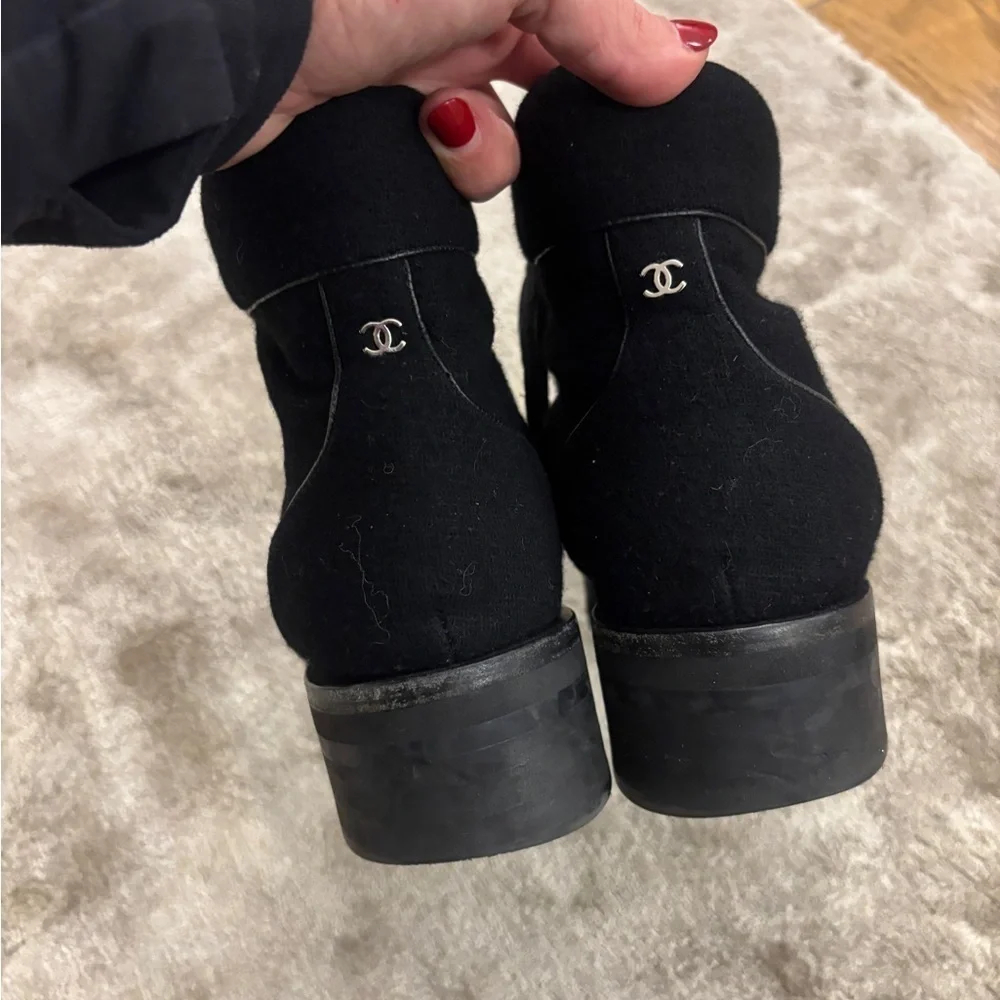 CHANEL shoe laces